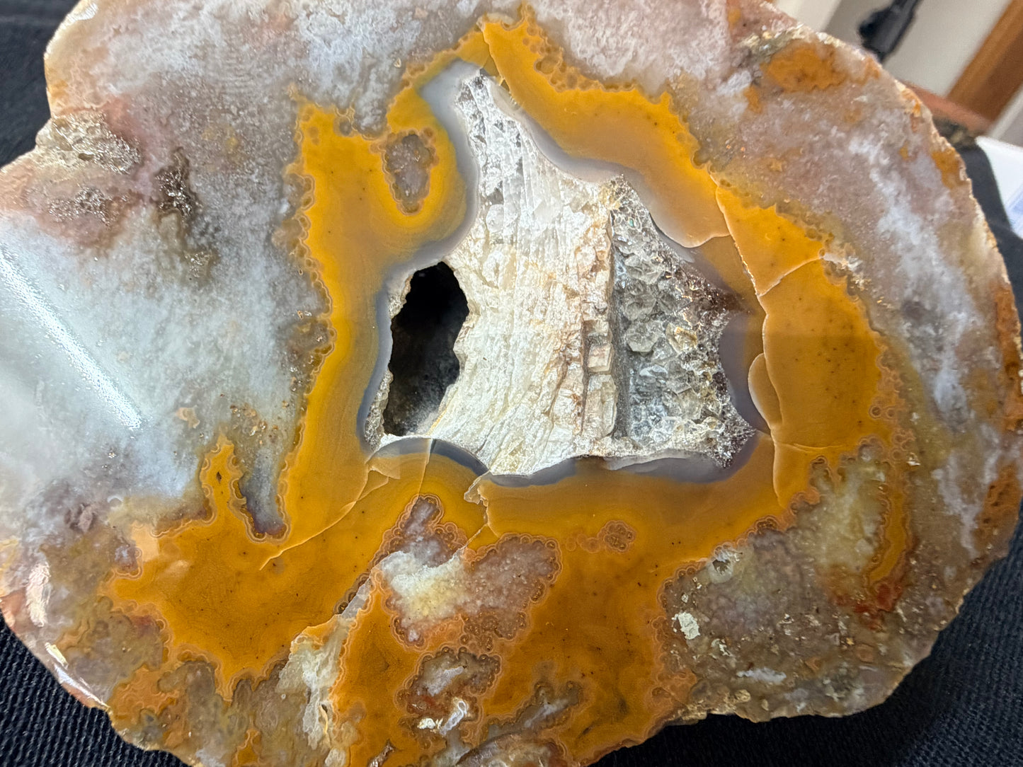 Quartz and calcite void ky Agate